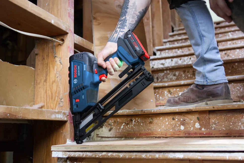 Bosch Power Tools 18V 15-Gauge Angled Finish Nailer GNH18V-15MAN