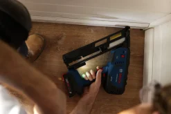 Bosch Power Tools 18V 15-Gauge Angled Finish Nailer GNH18V-15MAN