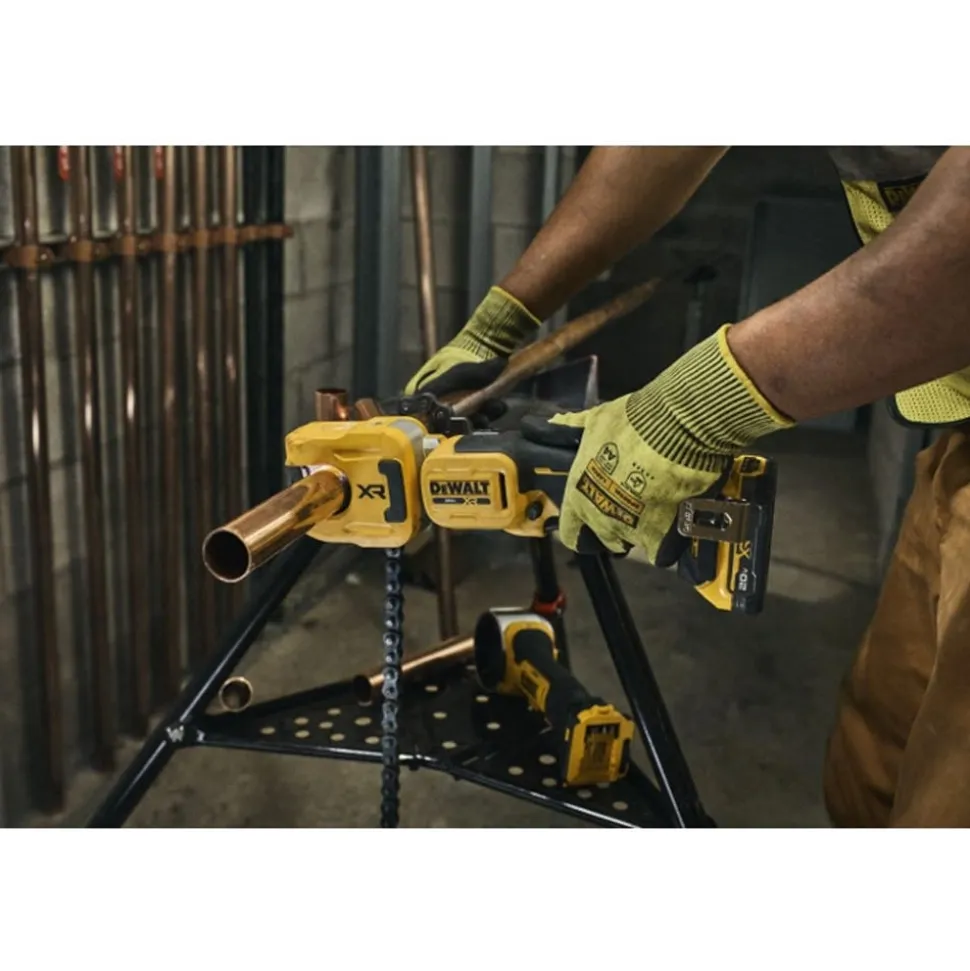 DeWalt 20V MAX* XR 1-1/4" Copper Tubing Cutter Kit DCE154E1