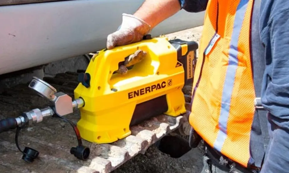 Enerpac 54V Cordless Hydraulic Pump Kit, 115V Charger, 3/2 Manual Valve, 61 cu. in. Usable Oil SC1201MB