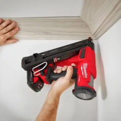 Milwaukee M18 FUEL 15 Gauge Finish Nailer Kit 2839-21CT