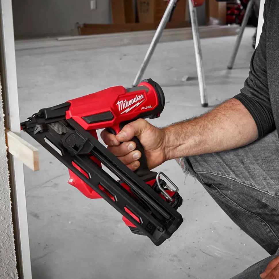 Milwaukee M18 FUEL 15 Gauge Finish Nailer Kit 2839-21CT