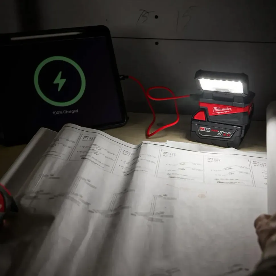 Milwaukee Tools M18 ROVER Folding Flood Light USB Charging 1000 Lumen (Bare Tool) 2359-20